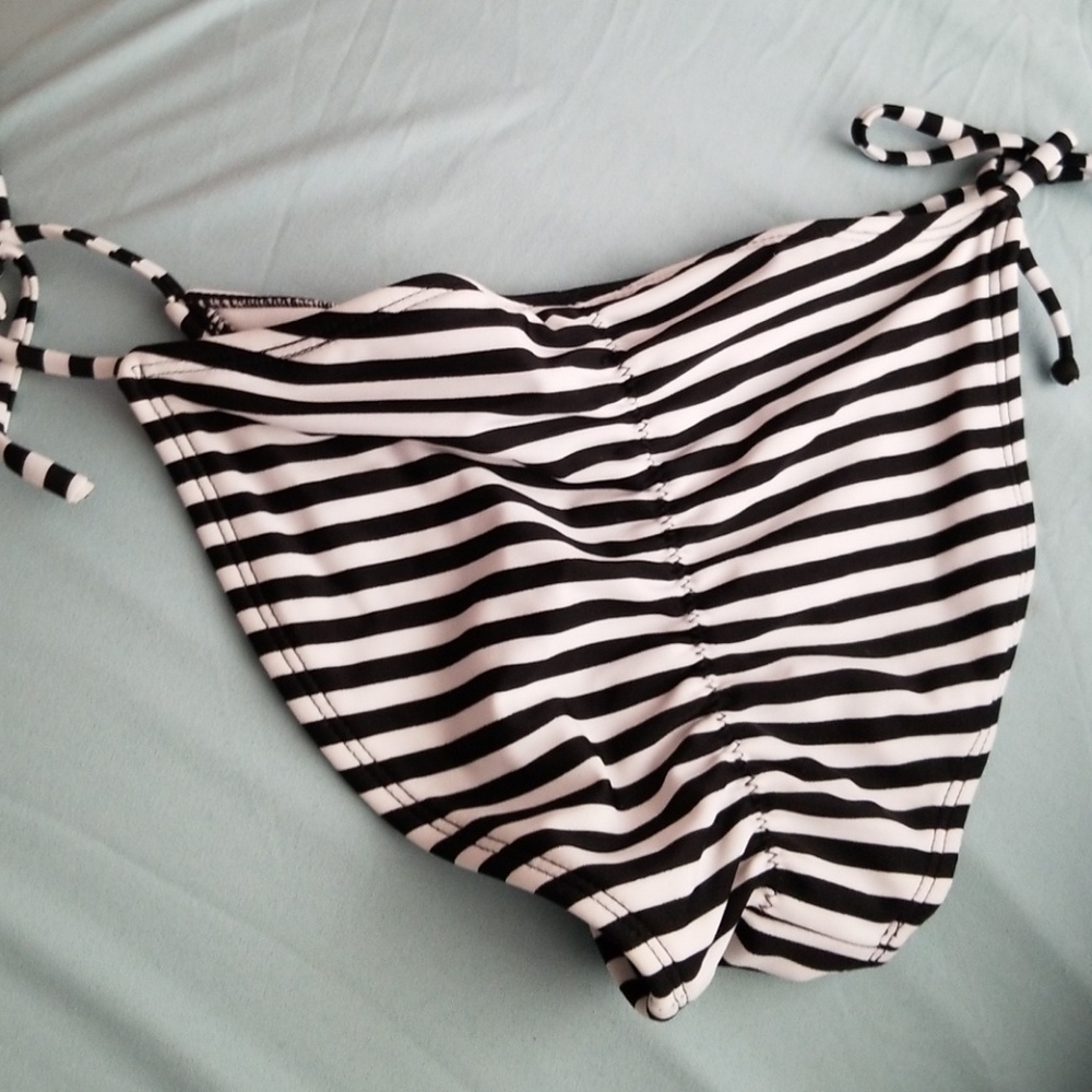 Bikini - Picture 2 of 2